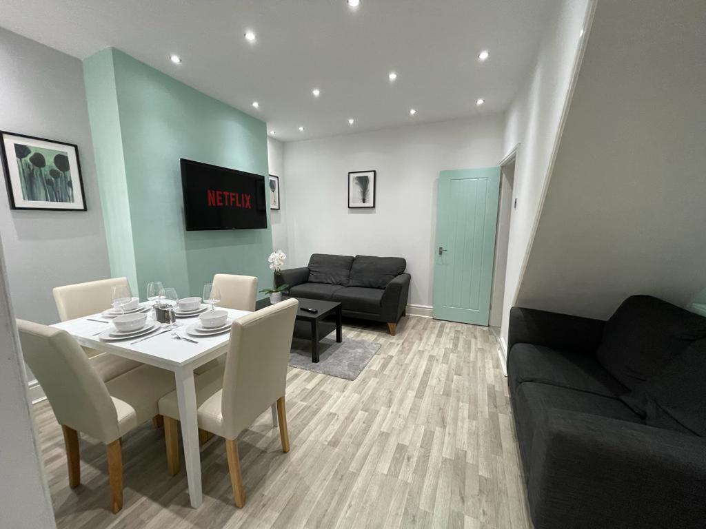 Stunning 4 Bed 4 Bath House In Apartament